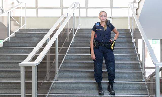 Die 26-jährige Inspektorin Yasmina Fehri ist seit Sommer 2022 als Gruppenkommandantin bei der Bereitschaftseinheit im Einsatz. 