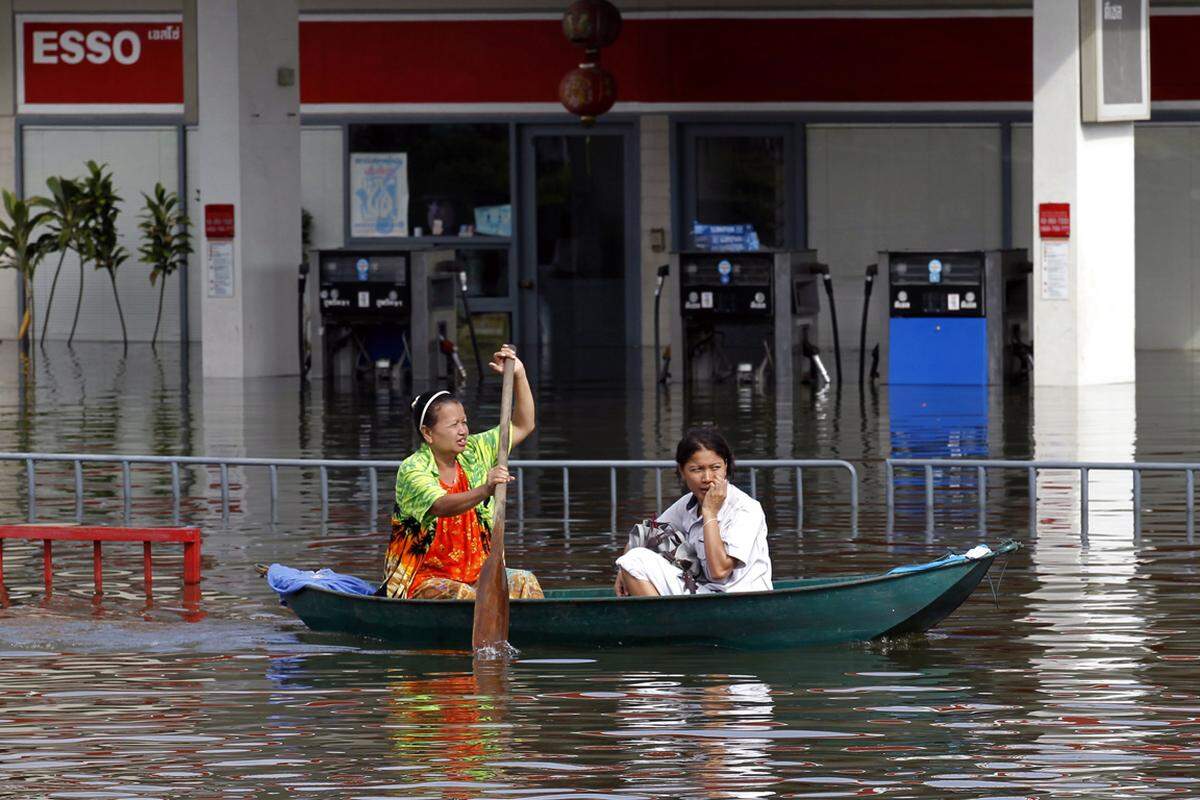 Schon am zweiten Oktoberwochenende verursachten starke Regenfälle Überschwemmungen in Bangkoks Straßen. An den Ufern des Flusses Chao-Praya standen Häuser und viele der beliebten Ufer-Restaurants unter Wasser.