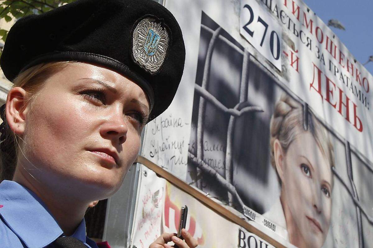Nachdem Julia Timoschenko nach dem Seitenwechsel mehrerer Abgeordneter bereits im März 2010 von einer pro-russischen Mehrheit als Premierministerin gestürzt worden war, lässt sie ein Gericht im August 2011 in Untersuchungshaft nehmen. Ihr wird vorgeworfen, in einem Gas-Deal mit Russland das Land geschädigt zu haben. Am 11. Oktober wird Timoschenko zu sieben Jahren Haft verurteilt.