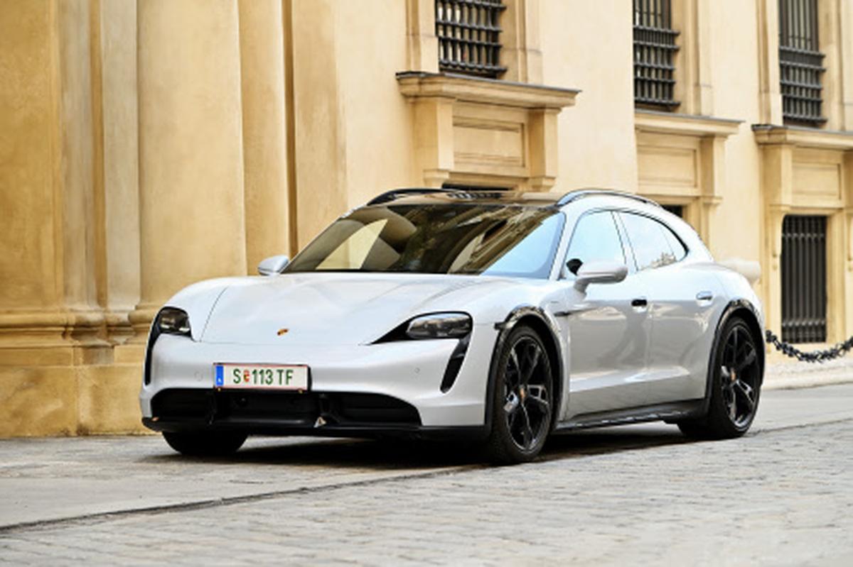 In dieser Form der teuerste Taycan: Mehr als Turbo S geht aktuell nicht, die schwelle liegt jenseits der 200.000 Euro.