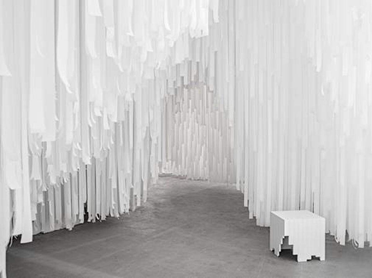 Die Installation von Cos nennt sich "Wonder, Relax and Explore". Die weißen Räume haben Daniel Arsham und Alex Mustonen von Snarkitecture designt.