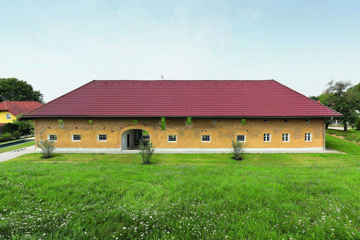 Der 200 Jahre alte Hof in Dietach stand lange Zeit leer. Die Bauherrenfamilie wünscht sich ein zeitgemäßes Wohnhaus, Moser und Hager Architekten ZT GmbH wünschten einen respektvollen Umgang mit der Historie.