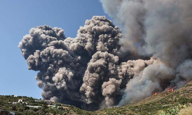 Asche steigt aus dem Krater des Vulkans Stromboli im Süden Italiens.