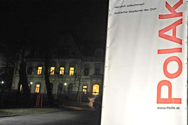 Am Sonntagabend um 22 Uhr versammelten sich ÖVP-Parteigrößen aus Ländern und Bünden zu einer Krisensitzung in der Parteiakademie in Wien.