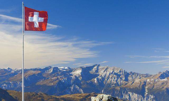 Schweizer Flagge auf dem Parpaner Rothorn Schweiz Graubuenden summit of Parpaner Rothorn with flag
