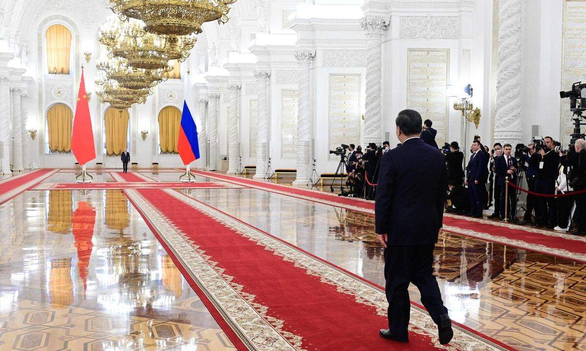 Pompöser Auftritt im Kreml: Wladimir Putin hat die Visite Xi Jinpings zum „Besuch Nummer eins“ hochstilisiert. Er zelebriert die Freundschaft mit Chinas Staatschef. 