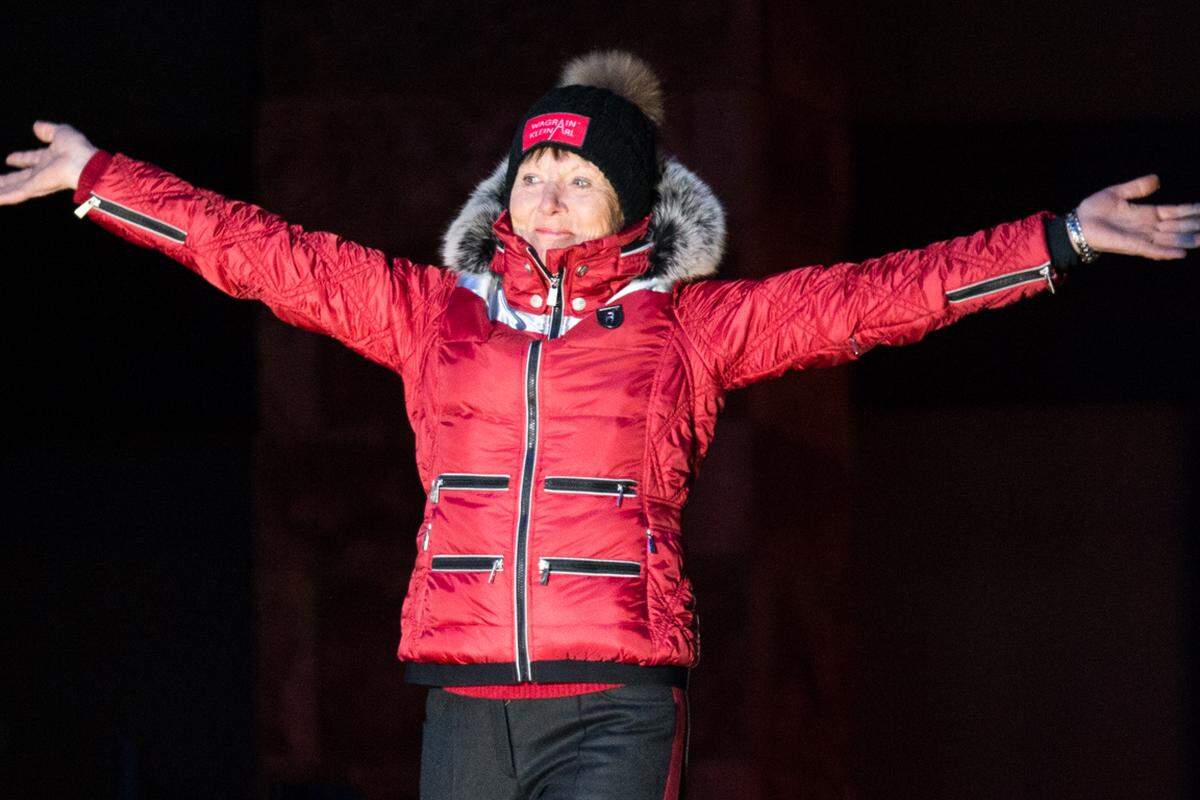 Annemarie Moser-Pröll hat kürzlich ihren Allzeit-Rekord an Weltcupsiegen an Lindsey Vonn verloren. Trotz dieser historischen Leistung glaubt die Salzburger Ski-Legende bei ihrem WM-Besuch in den USA erkannt zu haben, dass die Bekanntheit Vonns eher auf Freund Tiger Woods zurückzuführen ist als auf ihre eigenen Ski-Erfolge. "Das ist eigentlich schade, aber diesen Eindruck habe nicht nur ich", sagte die 61-jährige in Beaver Creek.