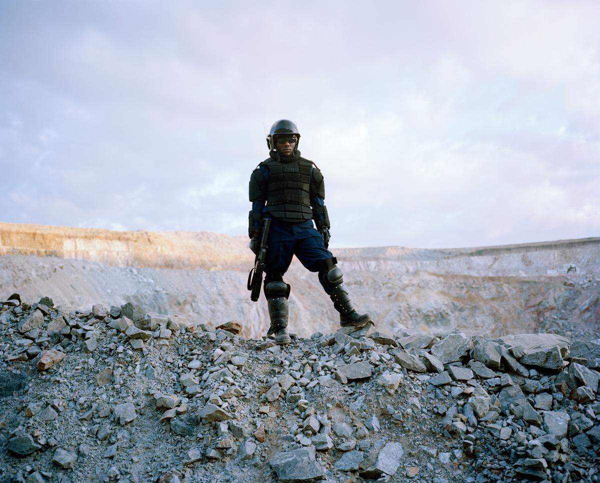 Wachmann vor einer Goldmine in Tansania (David Chancellor, 2011)
