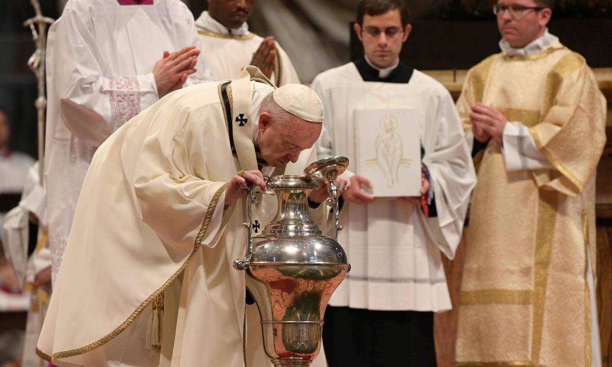 Der Gründonnerstag begann für Papst Franziskus am Vormittag mit der Chrisammesse im Petersdom. Bei dem Gottesdienst segnet der Papst die heiligen Öle, die das Jahr über bei den heiligen Sakramenten zum Einsatz kommen.