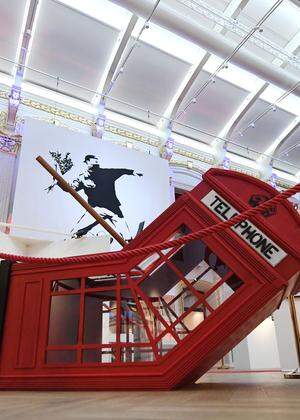 Der martialische „Tod einer Telefonzelle“ passierte 2006 über Nacht in Soho, London. Eine Reproduktion von Banksys Tat ist jetzt in den Sofiensälen mit roten Kordeln gesichert.