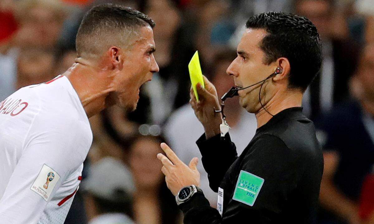 30. Juni. Fußball-Superstar Christiano Ronaldo ist wütend: Er versteht die Gelbe Karte beim Spiel Portugal gegen Uruguay während der Fußball-Weltmeisterschaft im russischen Sotschi nicht.