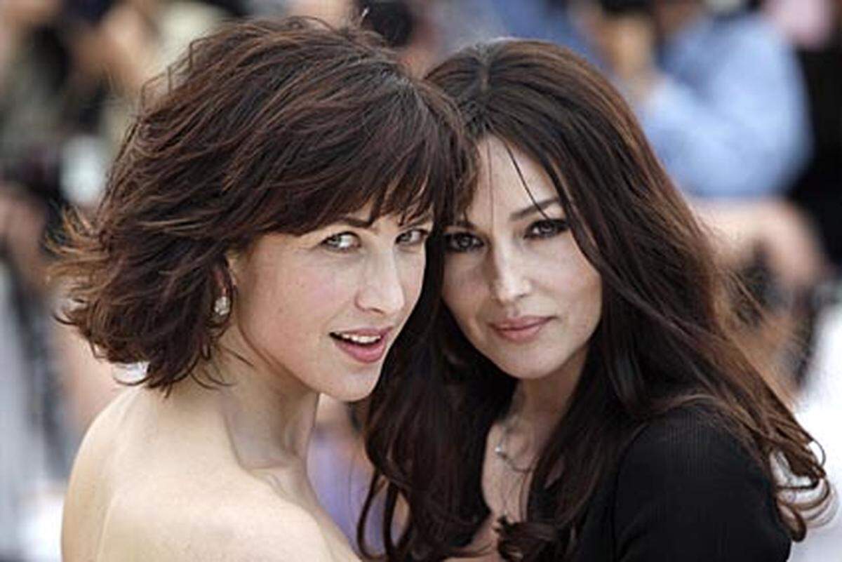 Wie auch Sophie Marceau und Monica Bellucci, die gemeinsam in "Ne Te Retourne Pas" (Don't Look Back) zu sehen sind. Die beiden werden in dem Streifen langsam eins. Der Film von Marina de Van wurde in Cannes außer Konkurrenz gezeigt.