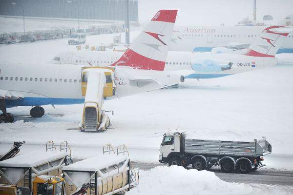 Aber auch der Flugverkehr war betroffen. Auf dem Flughafen Wien-Schwechat wurden durch den Schneefall Flüge abgesagt und verschoben.