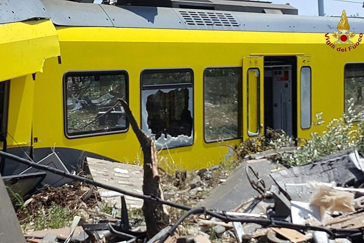 Die Feuerwehren und Rettungskräfte der Region Apulien sind im Großeinsatz.