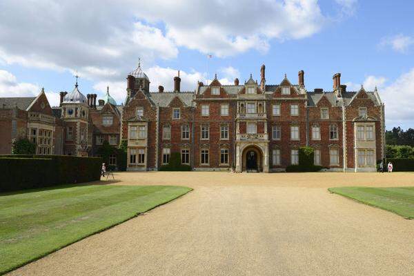 Traditionellerweise feiert die königliche Familie Weihnachten in Sandringham House, dem Landsitz der Queen in Norfolk. Während der 60er-Jahre, als die vier Kinder von Queen Elizabeth II klein waren, feierte man auch auf Windsor Castle, aber seit 1988, als das Schloss renoviert wurde, ist Sandringham "the place to be".