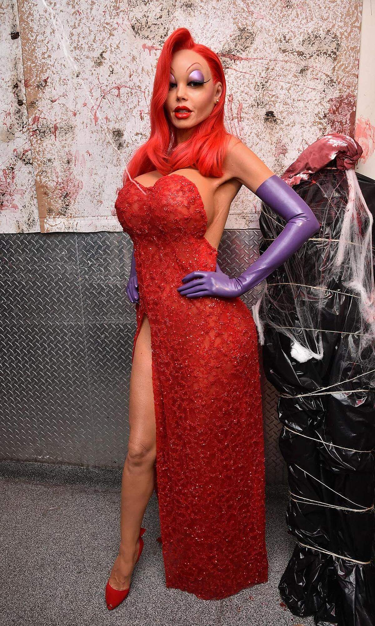 Für ihre ausgefallenen Kostüme nimmt die gebürtige Deutsche jedes Jahr einiges auf sich. So dauerte Klums Verwandlung in Comic-Heldin Jessica Rabbit für ihre Party im Jahr 2015 neun Stunden, inklusive einem falschen Hinterteil und Gummi-Augenlidern.