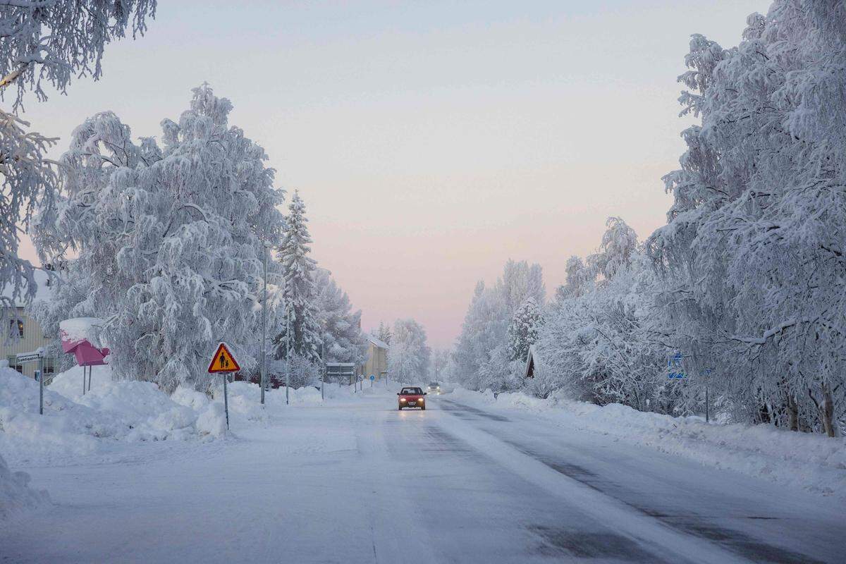 3. Jänner. Die klirrende Kälte im hohen Norden Europas hat Schweden die kälteste Jännernacht seit 25 Jahren beschert. Bei Kiruna (im Bild) wurden in der Früh minus 38,9 Grad gemessen, andernorts war es sogar kälter als minus 43 Grad. 