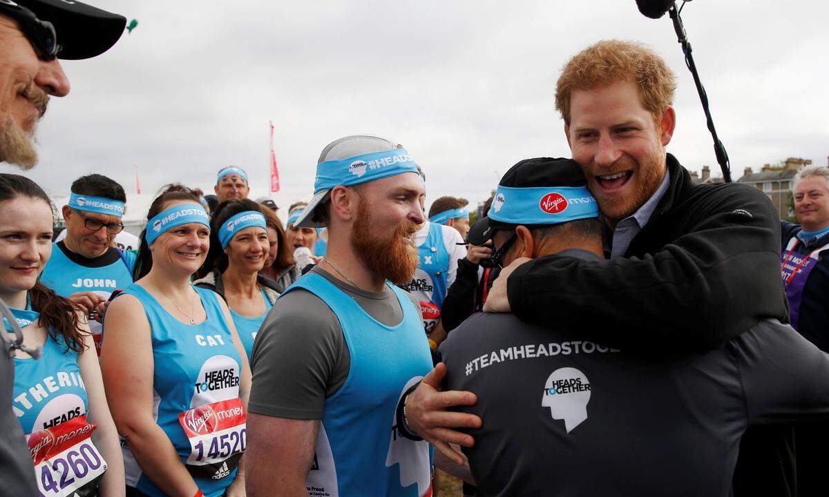 Einige der 40.000 Teilnehmer trugen blaue Stirnbänder als Zeichen der Initiative "Heads Together", die von den britischen Royals unterstützt wird. Bei "Heads Together" geht es um einen offenen Umgang mit psychischen Erkrankungen.