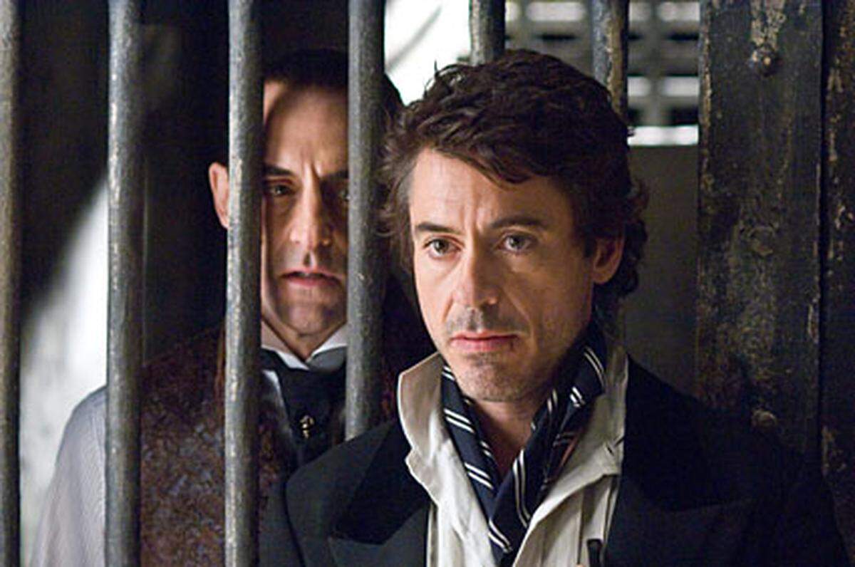 Robert Downey Jr. schlüpft in die Rolle des berühmtesten britischen Detektiven Sherlock Holmes. Jude Law spielt seinen Partner Dr. John Watson, Rachel McAdams die Versuchung Irene Adler, Mark Strong seinen Gegenspieler Lord Blackwood.