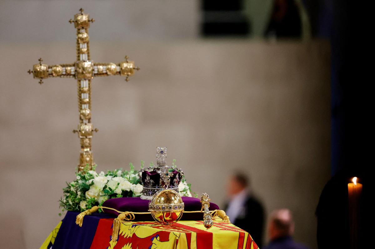 Nach einem Gottesdienst in der Westminster Abbey am Vormittag wird der Sarg in einer Prozession zum Wellington Arch gebracht.