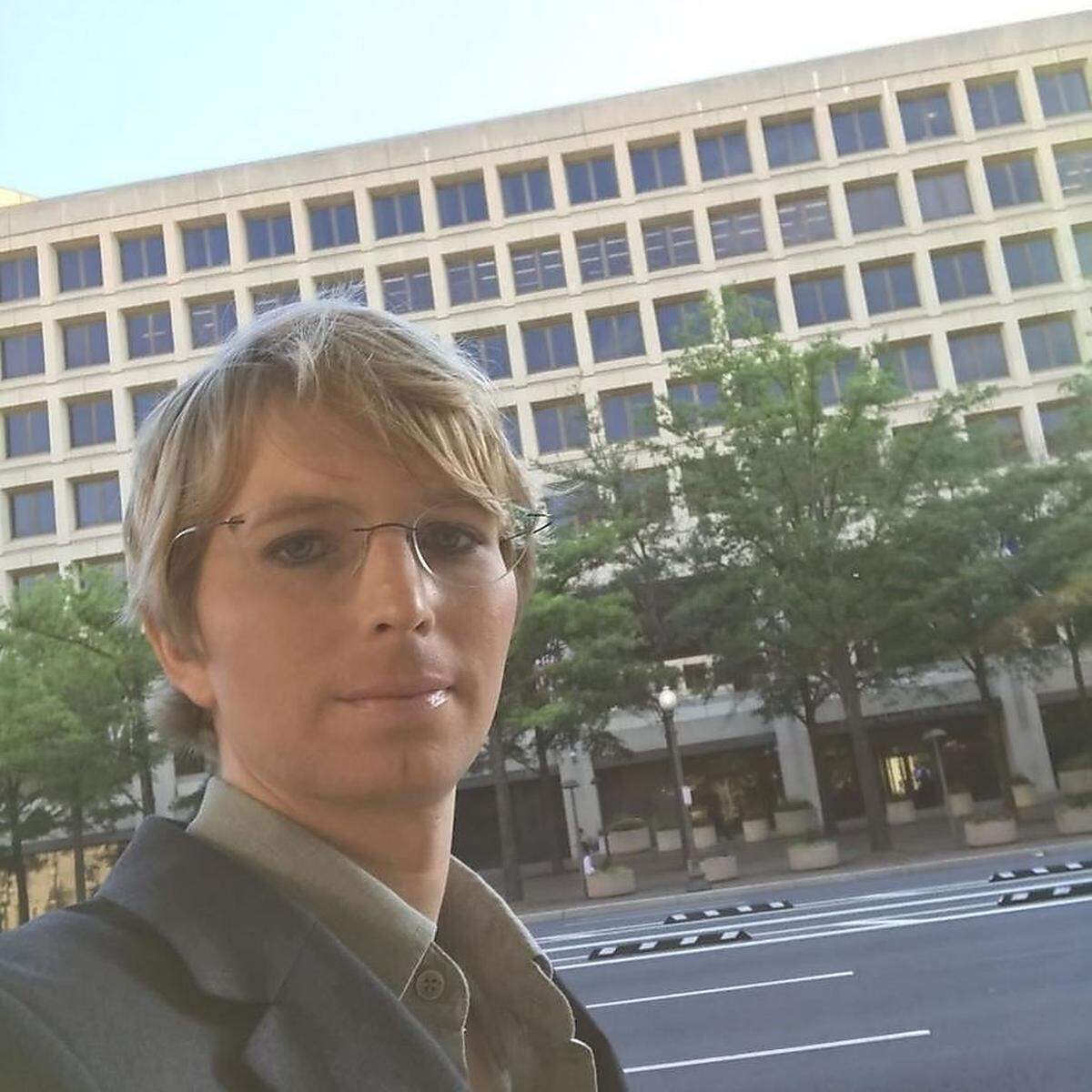 Dass die Vergangenheit Manning aber noch nicht ganz losgelassen hat, sieht man auch auf Social Media. Unter diesen Schnappschuss vor dem FBI-Gebäude in Washington, D. C. schrieb sie: "Also, vor ein paar Tagen bin die Pennsylvania Avenue entlanggelaufen, ich MUSSTE einfach ein Selfie mit meinen Freunden, dem FBI, vor dem Hoover-Gebäude machen."