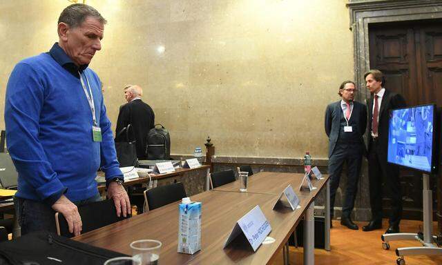  Während sich Karl-Heinz Grasser (ganz rechts im Bild mit seinem Anwalt Norbert Wess) bewusst abseits hielt, stand einmal mehr der Ex-Lobbyist Peter Hochegger im Mittelpunkt des Buwog-Prozesses.
