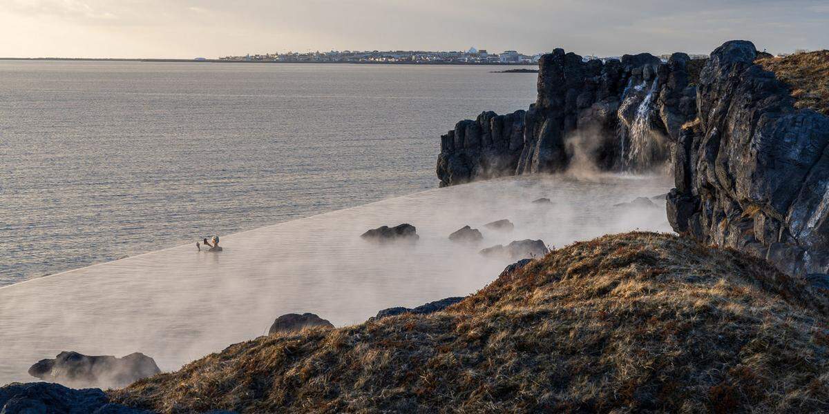 Angeboten wird in der Sky Lagoon auch ein traditionell isländisches Ritual, das in sieben Stufen vollzogen wird. Zuerst begibt man sich ins Thermalwasser, danach erfrischt man sich in einem Kältebecken, um das Immunsystem zu stimulieren.