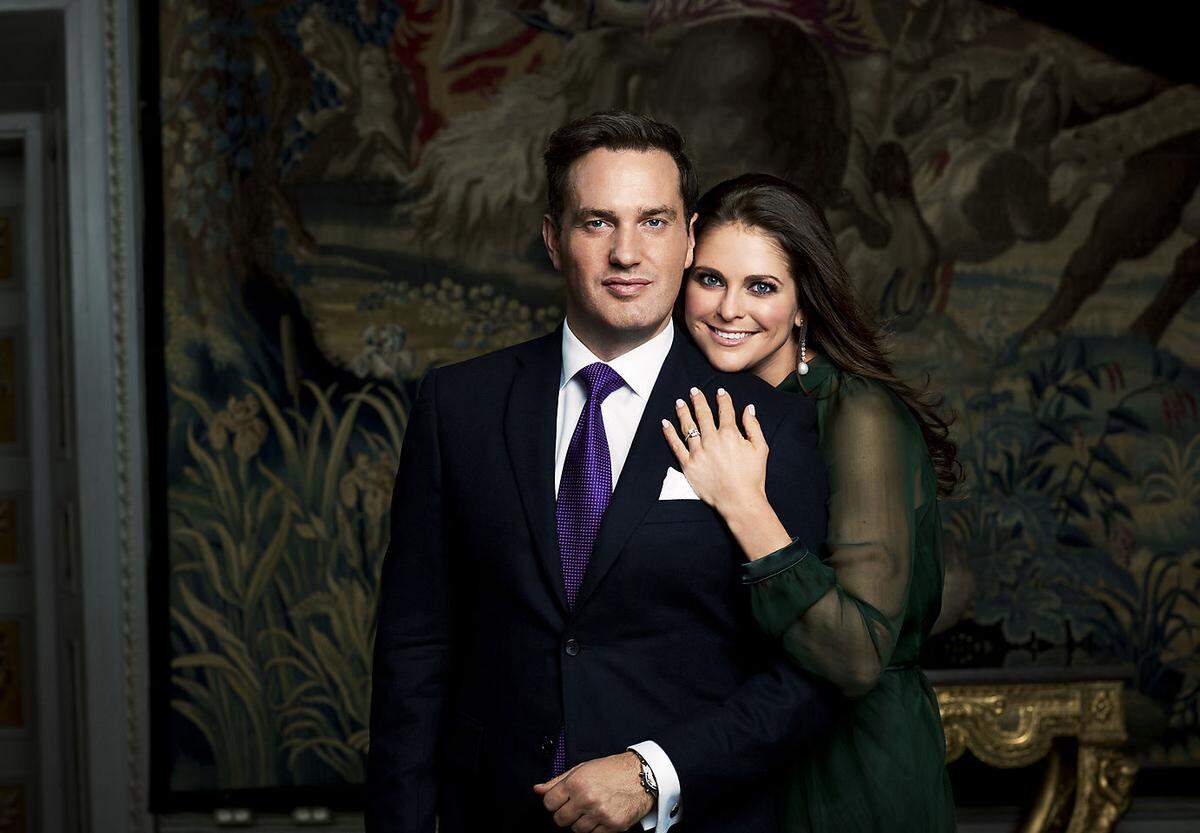 Dann ging alles recht schnell: Im Herbst 2012 verkündete der Königshof die Verlobung des Paares. Die Schweden taten sich schwer, den acht Jahre älteren Briten mit amerikanisch-österreichischen Wurzeln ins Herz zu schließen: Zu ernst sehe er aus - auch wenn er Madeleine zum Strahlen brachte.