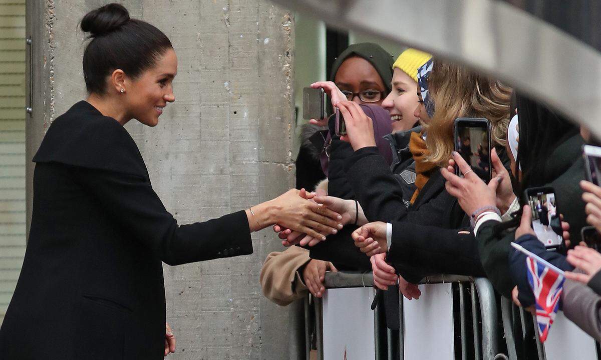 „Meghan-Mania"- in der britischen Hauptstadt: Und nein, nicht ihre Kleiderwahl (alles von Givenchy, der Wollmantel wärmte bereits am Rememberance Day im November die royale Haut) verursachte bei den wartenden Fans vor der Universität von London (die Herzogin ist die neue Schirmherrin der Vereinigung der Commonwealth-Universitäten) lautstarke Jubelstürme, sondern – Trommelwirbel – ihre Haare: Denn statt dem genauso wie seine Trägerin berühmten Messy-Bun zähmte diesmal ein klassischer, streng nach oben gebundener, Dutt die Mähne – very classy.  