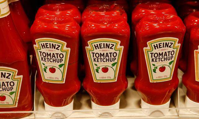 FILE PHOTO - Bottles of Heinz tomato ketchup of U.S. food company Kraft Heinz are offered at a supermarket of Swiss retail group Coop in Zumikon