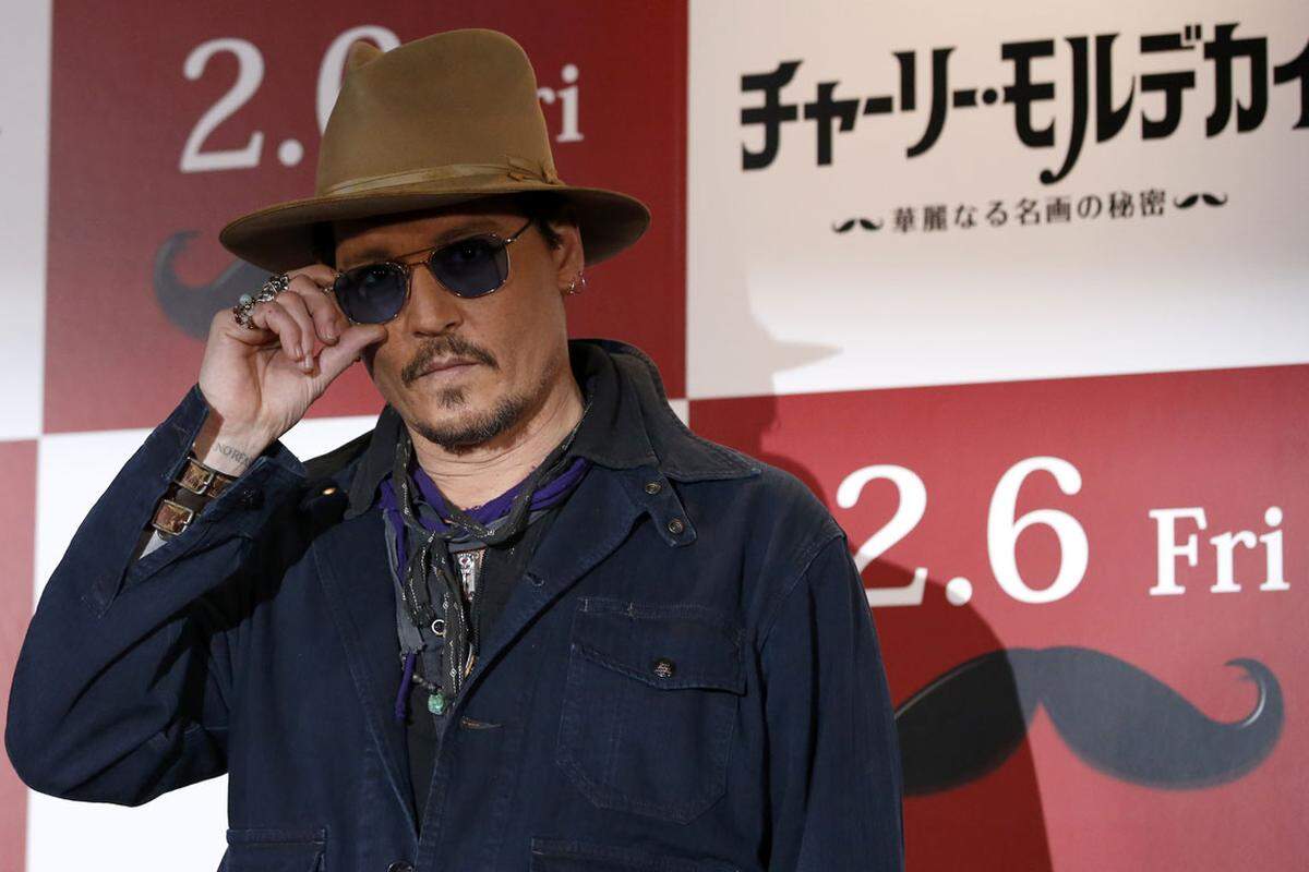 Mit der Quarantäne nehmen es die Australier nicht locker. Weil Johnny Depp (51) seine beiden Yorkshire-Terrier  Pistol und Boo Depp ins Land schmuggelte, droht ihm möglicherweise jetzt sogar eine Freiheitsstrafe.Wie "The Sydney Morning Herald" berichtet, könnte Depp im schlimmsten Fall zu einer zehnjährigen Haftstrafe verurteilt werden. Alternativ drohe ihm eine Geldstrafe von rund 265.000 Euro.Und nicht nur das, auch der Pilot des Privatjets, an Bord dessen die Hunde Anfang des Monats ohne gültige Genehmigung nach Australien kamen, könnte für zwei Jahre ins Gefängnis wandern.Mai, 2015