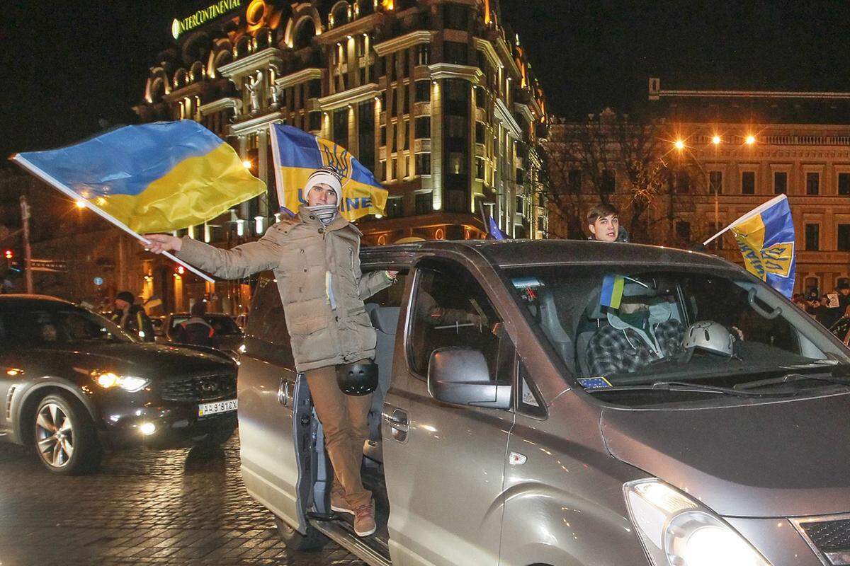 Parlamentspräsident Wladimir Rybak bot den Fraktionen einen Runden Tisch an. Mitglieder sowohl der Regierung als auch der Opposition sollten den brutalen Polizeieinsatz in der Nacht auf Samstag aufklären, bei dem eine Sondereinheit friedliche EU-Befürworter auf dem Majdan niedergeknüppelt hatte. Das Vorgehen hatte die Proteste noch angeheizt.