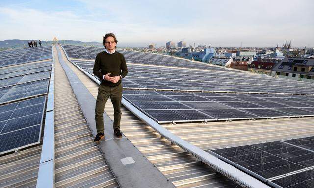 Mit dem Umstieg auf erneuerbare Energien muss man „einfach beginnen“: Stadthallen-Chef Matthäus Zelenka und „seine“ neue Fotovoltaikanlage.