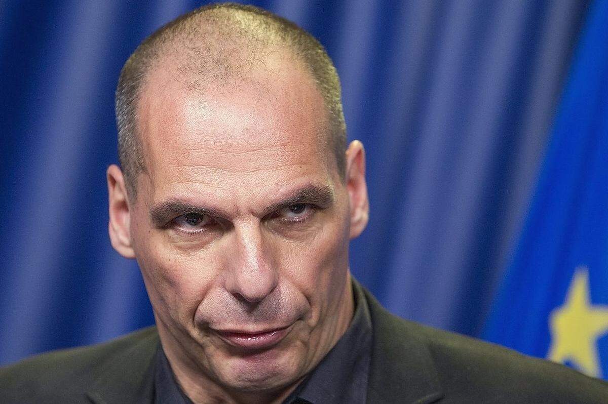 Für alle, die Griechenlands Ex-Finanzminister Yanis Varoufakis zum Fressen gern haben, hat ein griechisch-stämmiger Berliner Gastronom jetzt ein Angebot: Auf einer Spezialkarte bietet Georgios Chrissidis unter anderem einen "Varoufakis-Teller" an - oder das Dessert "Süße Angie" an. Bei ersterem handelt es sich um ein Jungbullensteak: "Ich dachte mir, das passt zu seinem Auftreten."  Auch ein Schäublexit-Teller steht auf der Karte - mit Lamm. Schafe, erklärt der Wirt, stünden in Griechenland häufig auf der Straße und behinderten das Fortkommen.