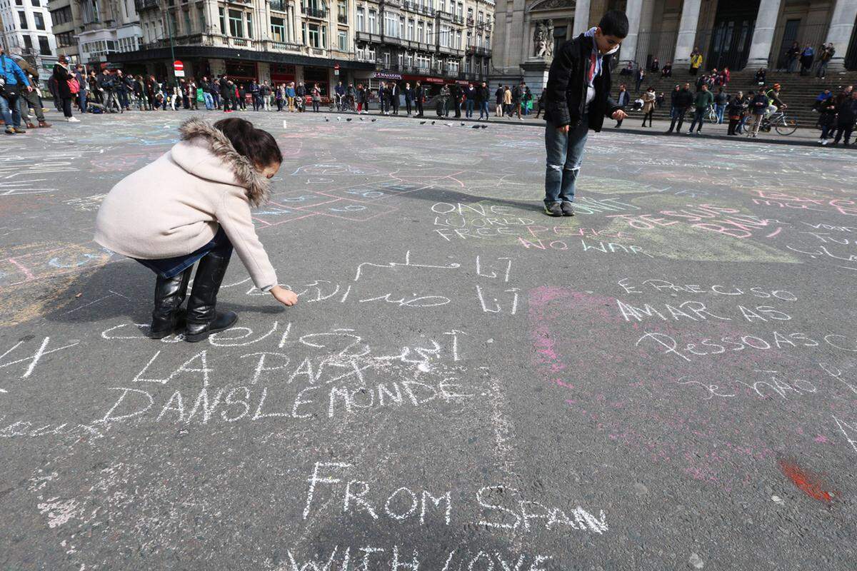 Im Zentrum der Stadt schreiben Menschen Botschaften der Solidarität mit den Opfern auf die Straße.