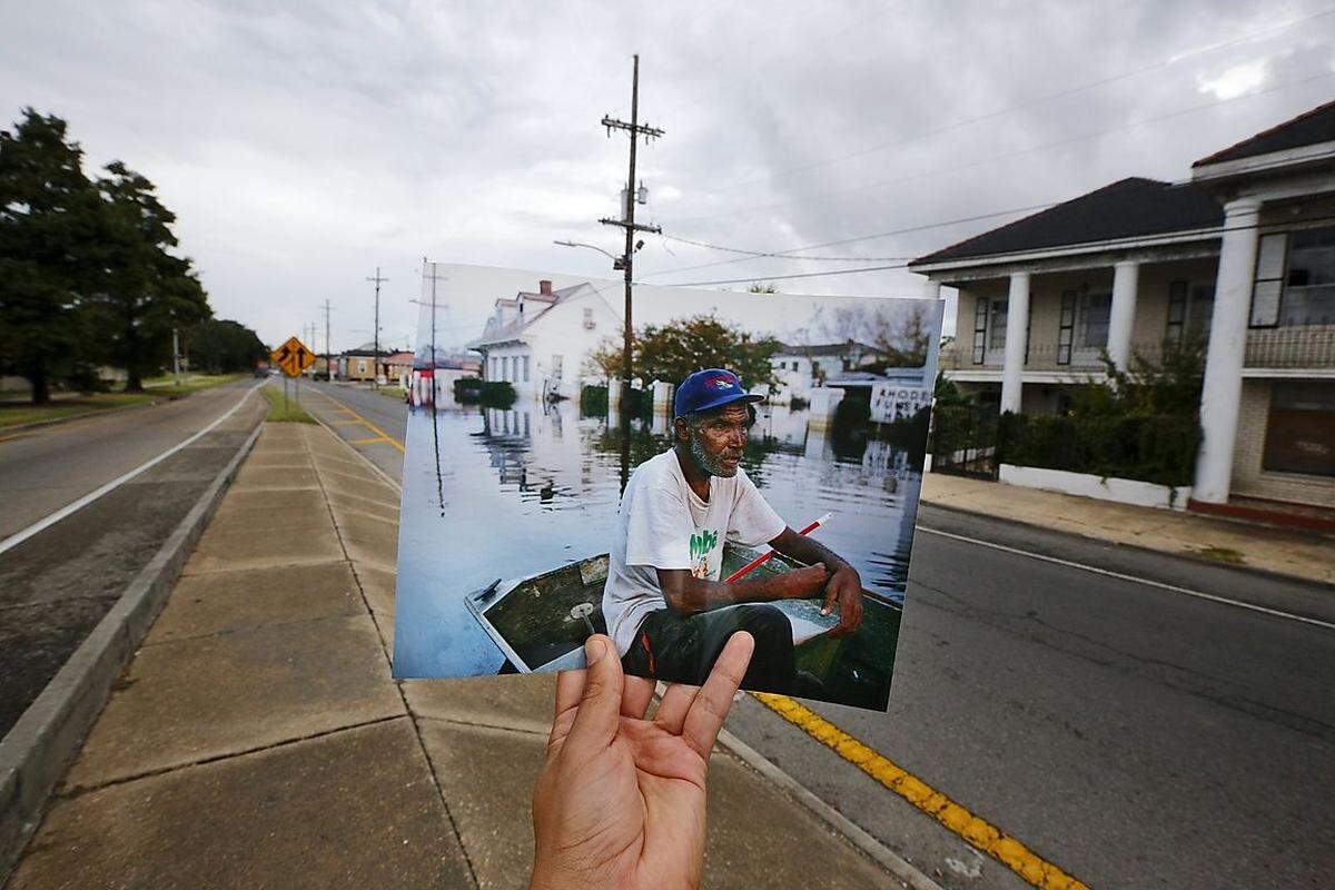 Zehn Jahre nachdem die Südstaatenmetropole völlig verwüstet worden war, kehrte der Fotograf Carlos Barria nach New Orleans zurück. Er suchte dieselben Orte auf, die er auch damals fotografiert hatte. "Amerikas Comeback-Stadt" nannte Bürgermeister Mitch Landrieu New Orleans kürzlich. Aber auch heute sind die Nachwehen des Unglücks noch immer spürbar.