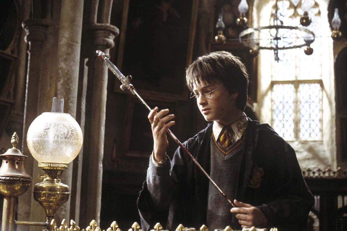 Nachdem die Kammer des Schreckens in Hogwarts geöffnet wurde, wird die Zauberschule von einem Monster heimgesucht. Dabei erfährt Harry auch viele Einzelheiten über den Tod seiner Eltern und sein Schicksal. Einspielergebnis: 879 Millionen Dollar