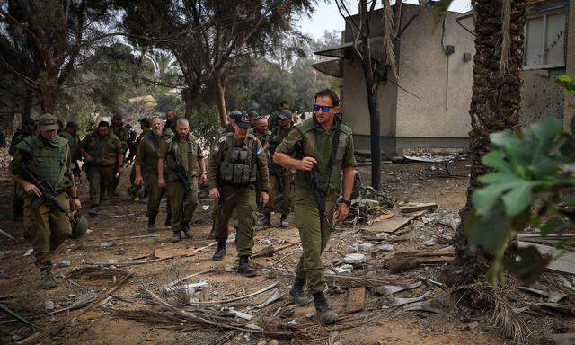 Israelische Einheiten im Kibbuz Kfar Aza, nahe der südlichen israelischen Grenze mit dem Gazastreifen am 27. Oktober.