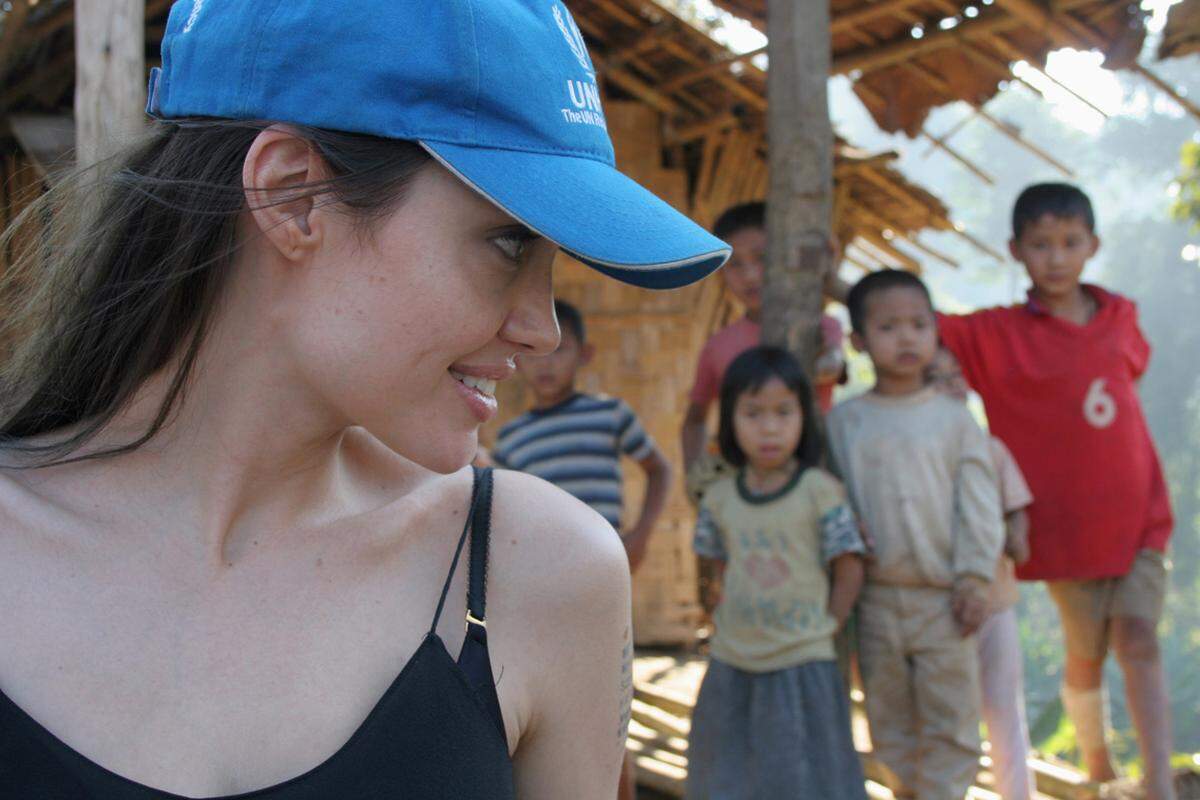 Angelina Jolie und Brad Pitt sind bekannt für ihre Filme, ihr Aussehen und ihr humanitäres Engagement. Vor allem stehen sie aber für ihr Faible für Nachwuchs im Zentrum der Öffentlichkeit.Angelina Jolie bei der UNHCR-Flüchtlingsarbeit in Thailands Mae Hong Son Provinz.