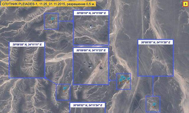 Die Trümmer des Kolavia-Airbusses sind über ein großes Gebiet auf der Sinai-Halbinsel verstreut.