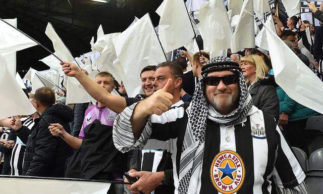 Ein Newcastle-Fan feiert die Übername seines Clubs durch saudische Investoren.