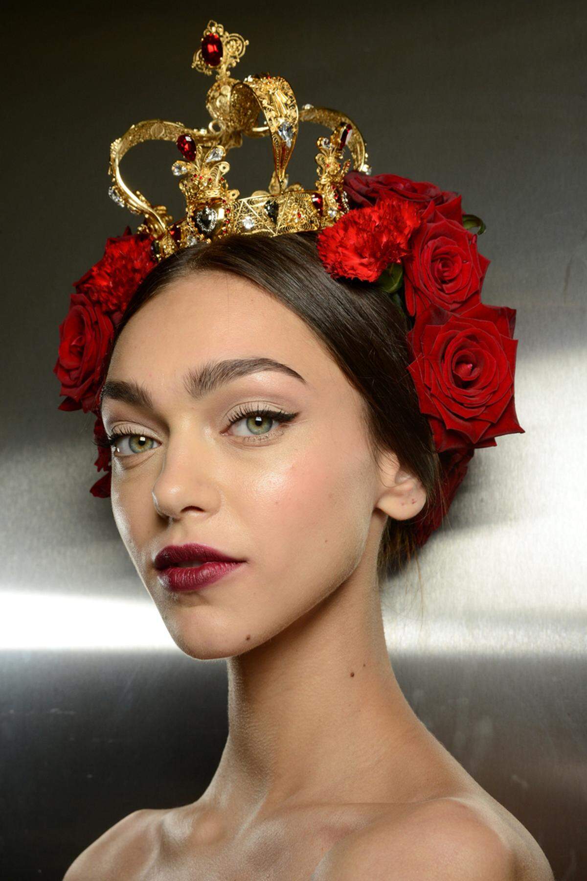 Rote Lippen, ein eleganter Lidstrich und satte Brauen müssen es bei Dolce &amp; Gabbana sein.