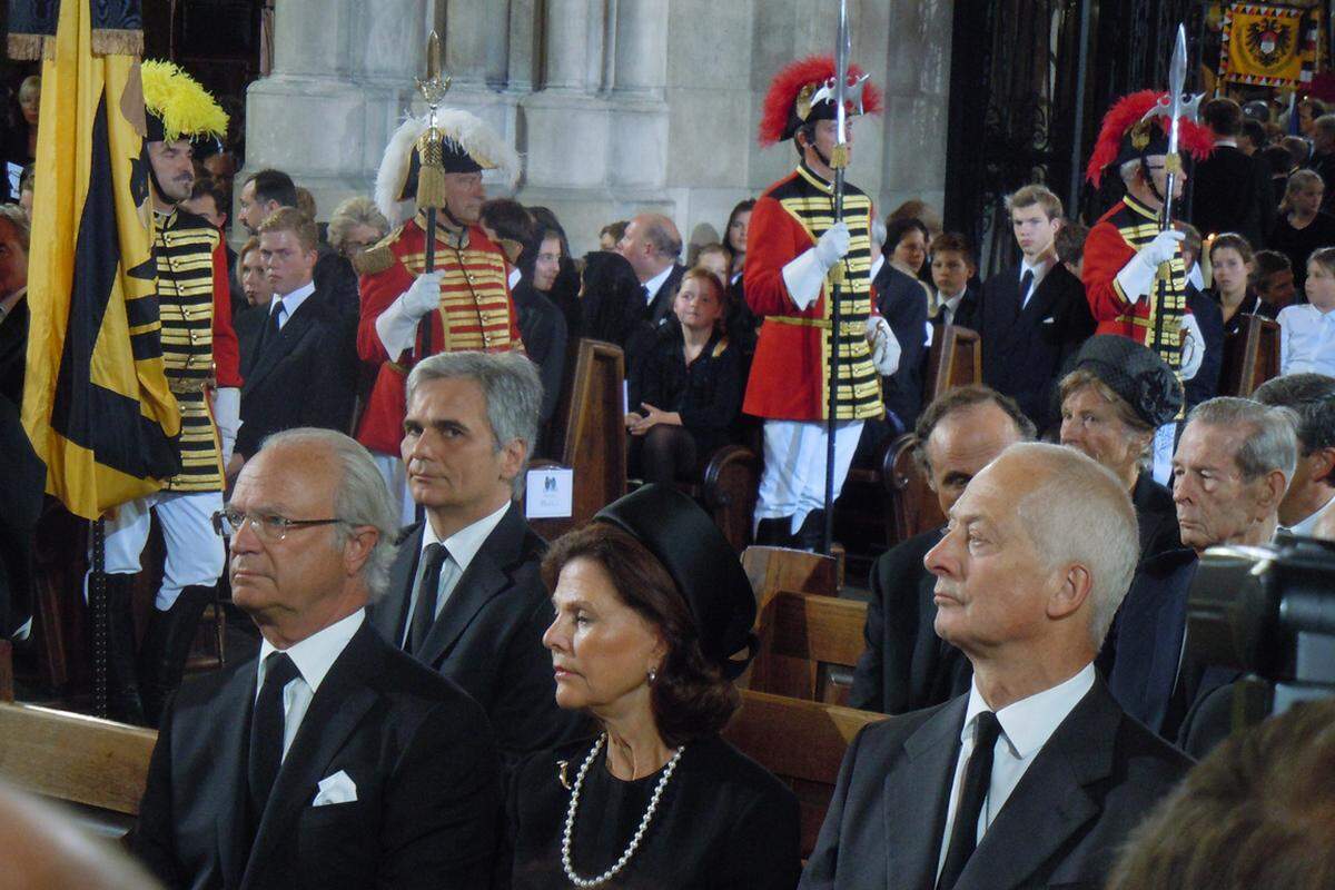 König Carl XVI. Gustaf und Königin Silvia von Schweden, Fürst Hans-Adam II. von Liechtenstein, in der zweiten Reiehe Bundeskanzer Werner Faymann.