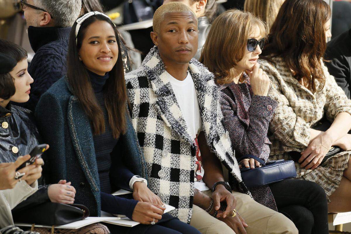 Musiker Pharrell Williams und seine Ehefrau saßen neben Schauspielerin Isabelle Huppert bei Chanel. 