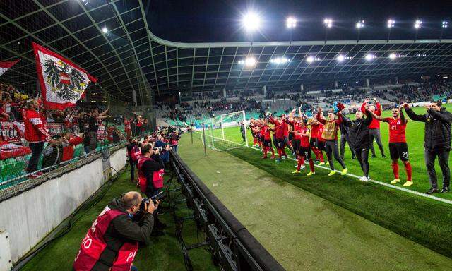 Österreichs nach Laibach mitgereiste Fans feierten die Mannschaft nach dem Auswärtssieg auch noch eine halbe Stunde nach Schlusspfiff.