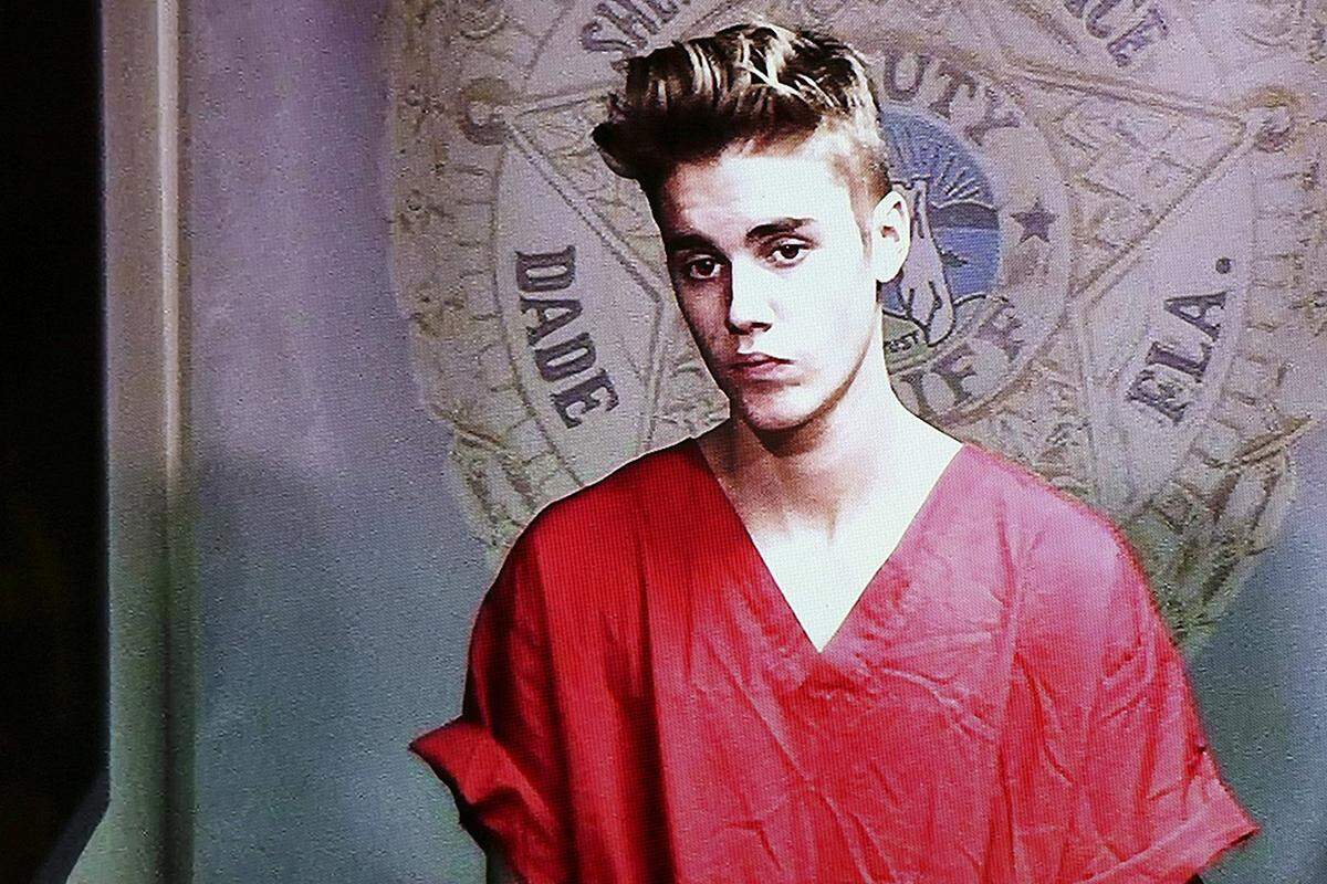 Fur den 19-jährigen Popstar Justin Bieber wird es Anfang März vor Gericht ernst. Ein Richter im Bezirk Miami-Dade County habe den 3. März als Prozessauftakt fur den Kanadier festgesetzt. Bieber war dort am 23. Jänner bei einem illegalen Straßenrennen festgenommen worden. Laut Anklage stand er unter Drogen und fuhr ohne gultigen Fuhrerschein.Durch seine Anwälte hat er bereits seine Schuld zuruckweisen lassen.