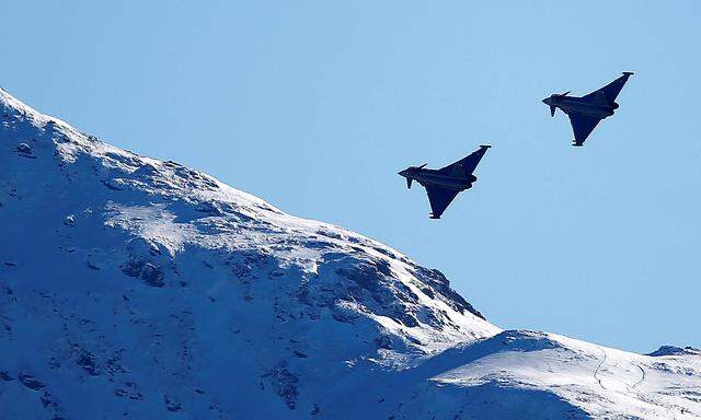 Archivbild: Zwei Eurofighter über Kitzbühel