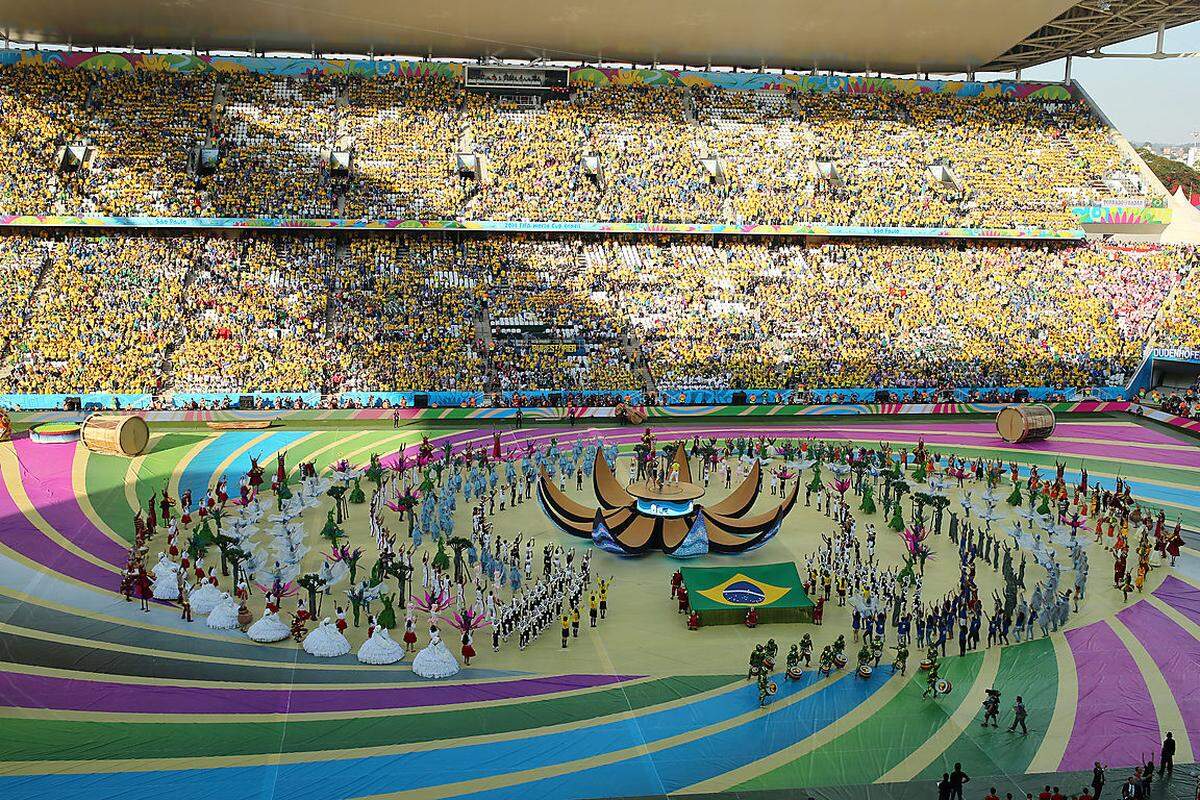 Vor dem Eröffnungsspiel zwischen Brasilien und Kroatien (ab 22.00 Uhr MESZ) sorgten dort mehr als 600 Künstler für Stimmung. Ihre Kostüme symbolisierten die drei "Schätze" Brasiliens - Natur, Menschen, Fußball.