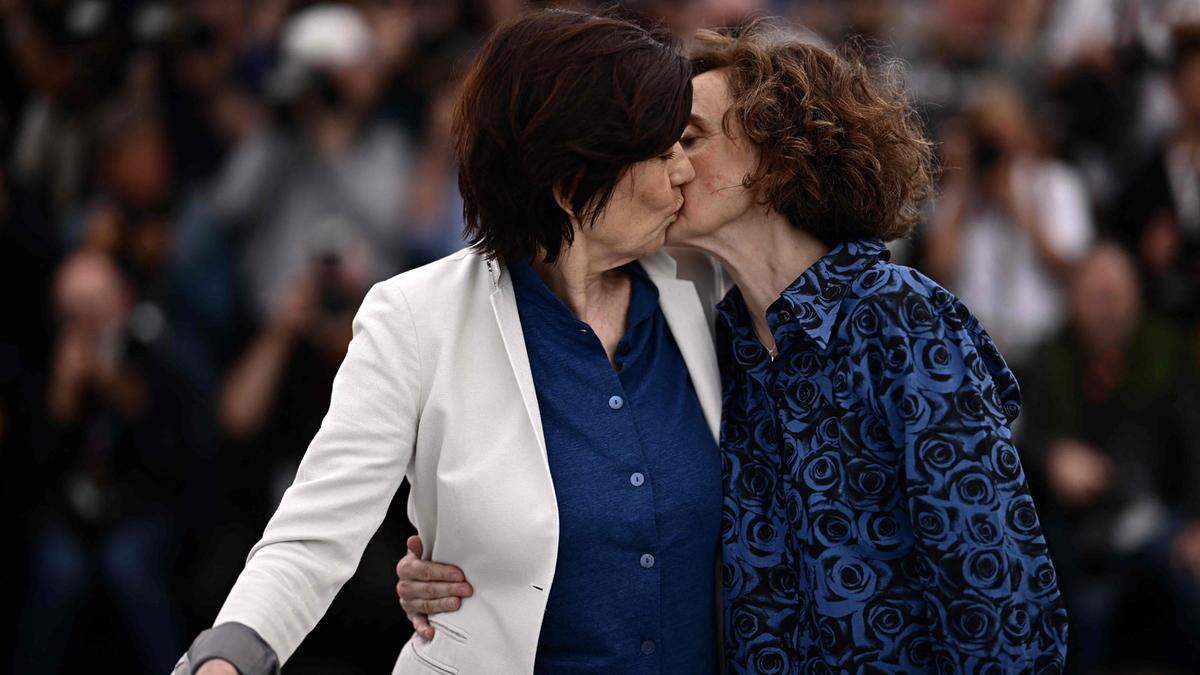 18. Mai. Die französische Regisseurin Catherine Corsini (links) und die französische Produzentin Elisabeth Perez küssen sich bei der Präsentation des Films "Le Retour" beim Filmfestival in Cannes.