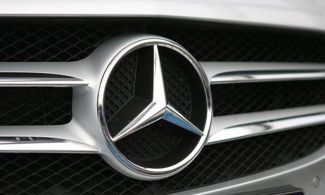 Der Automobilhersteller Daimler droht mit Klagen.